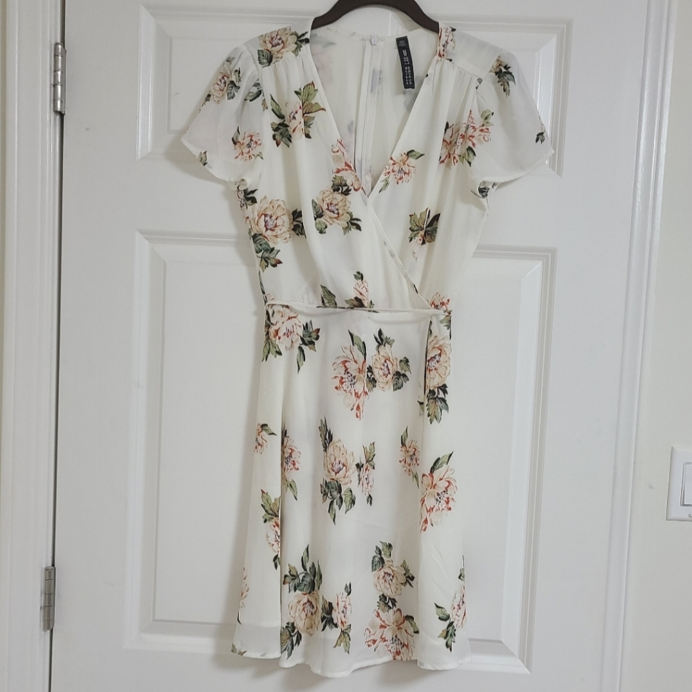 Lord and Taylor design lab floral V-Neck dress